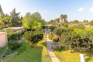 ガリポリにあるAppartamenti in Villa De Santis a Gallipoliの木々や芝生のある庭園の上空の景色