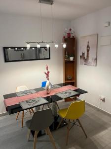 - une salle à manger avec une table, des chaises et une table dans l'établissement Apartamento completo, mascotas aceptadas, à Arenales del Sol