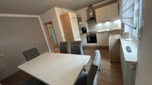 une cuisine et une salle à manger avec une table et des chaises dans l'établissement Oase1 mit Parkplatz, Automatische Kaffeemaschine und Küche, à Untermeitingen