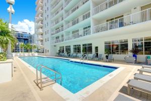 una imagen de una piscina frente a un edificio en 2 Beautiful Apartments in Miami Brickell, en Miami