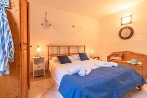 ガリポリにあるAppartamenti in Villa De Santis a Gallipoliのベッドルーム1室(大型ベッド1台、青いシーツ付)
