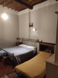 - une chambre avec 2 lits dans l'établissement La Casina, à Arezzo