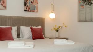um quarto com uma cama com duas toalhas em Pamina Mare em Nea Skioni