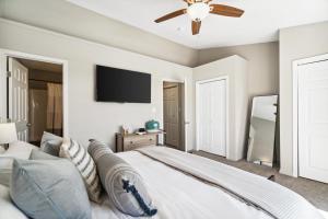 TV/Unterhaltungsangebot in der Unterkunft !! SNOWBIRD MONTHLY RATE 3300 !! 5min walk 2 Miramar Beach, Mins to Shopping, Steps to Pool, Patio and Yard, Dog Friendly, 1GB Wifi