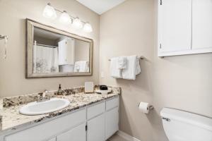 Ein Badezimmer in der Unterkunft !! SNOWBIRD MONTHLY RATE 3300 !! 5min walk 2 Miramar Beach, Mins to Shopping, Steps to Pool, Patio and Yard, Dog Friendly, 1GB Wifi