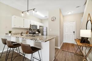 Küche/Küchenzeile in der Unterkunft !! SNOWBIRD MONTHLY RATE 3300 !! 5min walk 2 Miramar Beach, Mins to Shopping, Steps to Pool, Patio and Yard, Dog Friendly, 1GB Wifi