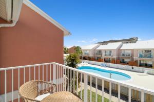 Der Swimmingpool an oder in der Nähe von !! SNOWBIRD MONTHLY RATE 3300 !! 5min walk 2 Miramar Beach, Mins to Shopping, Steps to Pool, Patio and Yard, Dog Friendly, 1GB Wifi