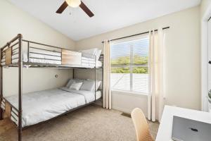 Ein Bett oder Betten in einem Zimmer der Unterkunft !! SNOWBIRD MONTHLY RATE 3300 !! 5min walk 2 Miramar Beach, Mins to Shopping, Steps to Pool, Patio and Yard, Dog Friendly, 1GB Wifi