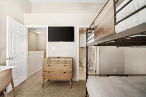 Ein Bett oder Betten in einem Zimmer der Unterkunft !! SNOWBIRD MONTHLY RATE 3300 !! 5min walk 2 Miramar Beach, Mins to Shopping, Steps to Pool, Patio and Yard, Dog Friendly, 1GB Wifi