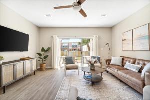 TV/Unterhaltungsangebot in der Unterkunft !! SNOWBIRD MONTHLY RATE 3300 !! 5min walk 2 Miramar Beach, Mins to Shopping, Steps to Pool, Patio and Yard, Dog Friendly, 1GB Wifi