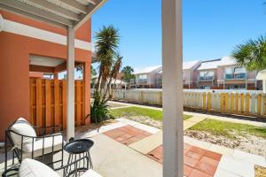 Ein Balkon oder eine Terrasse in der Unterkunft !! SNOWBIRD MONTHLY RATE 3300 !! 5min walk 2 Miramar Beach, Mins to Shopping, Steps to Pool, Patio and Yard, Dog Friendly, 1GB Wifi
