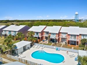 Der Swimmingpool an oder in der Nähe von !! SNOWBIRD MONTHLY RATE 3300 !! 5min walk 2 Miramar Beach, Mins to Shopping, Steps to Pool, Patio and Yard, Dog Friendly, 1GB Wifi