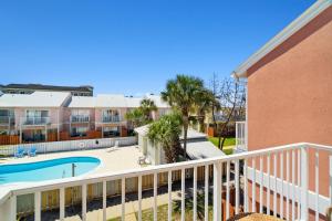 Der Swimmingpool an oder in der Nähe von !! SNOWBIRD MONTHLY RATE 3300 !! 5min walk 2 Miramar Beach, Mins to Shopping, Steps to Pool, Patio and Yard, Dog Friendly, 1GB Wifi