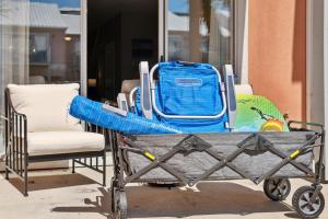 einen Wagen mit einem Rucksack und einem Stuhl auf der Veranda in der Unterkunft !! SNOWBIRD MONTHLY RATE 3300 !! 5min walk 2 Miramar Beach, Mins to Shopping, Steps to Pool, Patio and Yard, Dog Friendly, 1GB Wifi in Destin + 37 Fotos