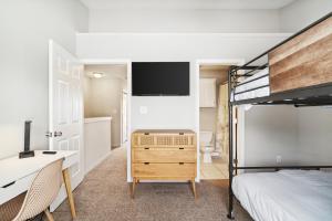 Ein Bett oder Betten in einem Zimmer der Unterkunft !! SNOWBIRD MONTHLY RATE 3300 !! 5min walk 2 Miramar Beach, Mins to Shopping, Steps to Pool, Patio and Yard, Dog Friendly, 1GB Wifi