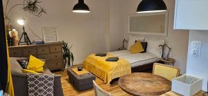 Un dormitorio con una cama, una mesa y un sofá. en Brainy Apartments - South, en Bydgoszcz 3 fotos más