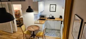 ブィドゴシュチュにあるBrainy Apartments - Southの小さなキッチン(小さなテーブル、椅子付)
