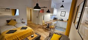 ブィドゴシュチュにあるBrainy Apartments - Southのベッドルーム1室(ベッド1台、テーブル付)、キッチン