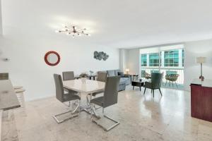 comedor y sala de estar con mesa y sillas en 2 Beautiful Apartments in Miami Brickell, en Miami