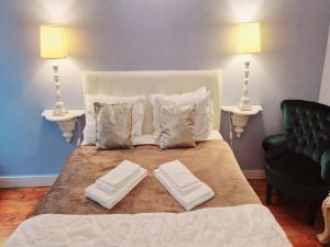 リスボンにあるPateo Boaventura in Bairro Altoのベッドルーム1室(大型ベッド1台、枕2つ付)