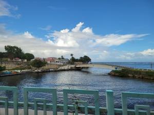 Blick auf eine Brücke über einen Wasserkörper in der Unterkunft Duplex centre-ville in Le Moule