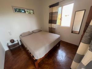 プエルト・エスコンディードにあるCasa Mañanaのベッドと窓のある寝室