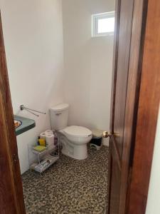 プエルト・エスコンディードにあるCasa Mañanaのトイレと洗面台付きのバスルーム