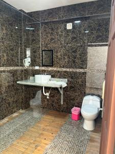 y baño con aseo y lavamanos. en Hotel Coco Beach en Manuel Antonio