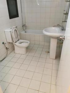 ドバイにあるThe Hostellerのバスルーム(トイレ、洗面台付)