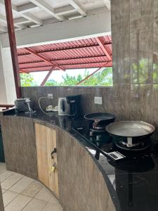 a kitchen with a counter top with a grill at Hotel Coco Beach in Manuel Antonio