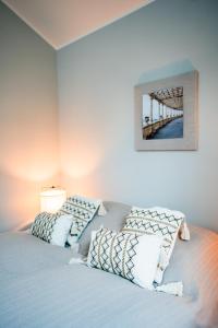 a bed with pillows and a picture of a bridge at Designhaus - Whirlpool - 180qm2 - Garage - 2 Etagen in Rüdesheim am Rhein
