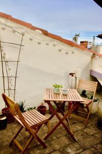 モンペリエにあるJoli studio avec terrasse-jardin sur les toits, coeur historiqueの木製テーブルと椅子2脚