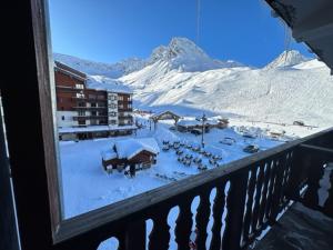 TIGNES VAL CLARET A LA CONQUETE DES SOMMETS 314 في تينيِ: شرفة مطلة على جبل مغطى بالثلج