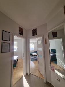 un pasillo con 2 puertas y una habitación con 1 dormitorio en Stan na dan Pale Ice 2, en Pale