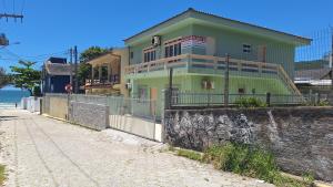een groen gebouw aan de straatkant bij Residencial Henrique in Florianópolis