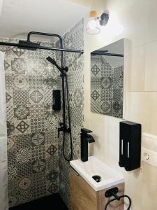 a bathroom with a shower and a sink at Alojamiento Rural El Nido in Pontón Alto