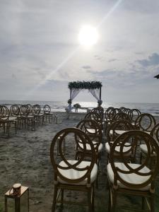 a row of chairs and an altar on the beach at hotel 3 banderas Manzanillo del Mar in Cartagena de Indias