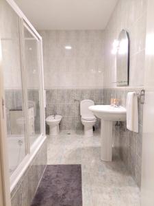 a bathroom with a sink and a toilet and a shower at Fortaleza Faro in Valença