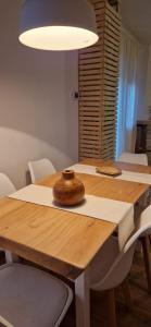 Il rifugio di Claudia في أوفندولي: طاولة خشبية عليها ابريق