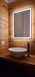 baño con lavabo grande y espejo en Il rifugio di Claudia, en Ovindoli