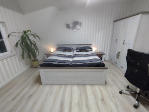 een slaapkamer met een bed met 2 kussens erop bij Nah an Mercedes-Werke in Stuttgart