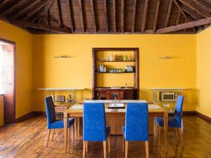ラ・オロタバにあるLive Orotava Casa antigua Patrimonio nacionalのダイニングルーム(テーブル、青い椅子付)