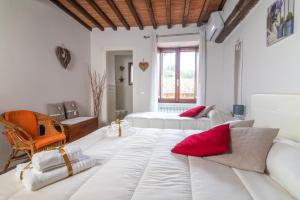 Habitación blanca grande con sofá y cama en Casa per la Costa, en Colle Val D'Elsa
