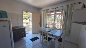 una cocina con una mesa en el medio. en Residencial Henrique, en Florianópolis