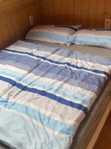 two beds with blue and white sheets in a room at Ferienwohnung im Herzen Tribergs in Triberg