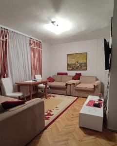 Seoska idila في Raška: غرفة معيشة مع أريكة وطاولة