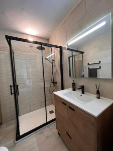 een badkamer met een douche en een wastafel en een douche bij Casa Verde in Benitachell