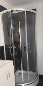 a shower with a glass door in a bathroom at BlackHouse in Federación