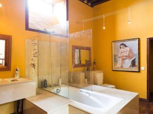 y baño con ducha, lavabo y aseo. en Live Orotava Casa antigua Patrimonio nacional, en La Orotava