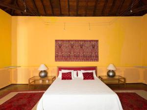 ein Schlafzimmer mit einem großen Bett mit zwei Lampen in der Unterkunft Live Orotava Casa antigua Patrimonio nacional in La Orotava